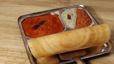 Çıtır masala dosa altın renginde pişti ve baharatlı patates masala ile dolduruldu. Geleneksel soslu sıcak servis edildi. Hint restoranı menüleri, sokak yemekleri ve ticari stok görüntüleri için ideal..