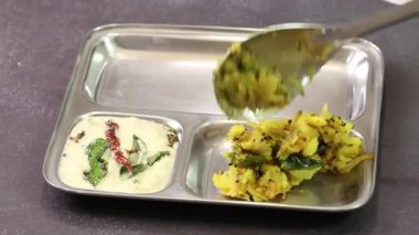 Altın çıtır masala dosa, klasik Hint aromalı ve geleneksel aksesuarlı sıcak servis edilir. Hint yemeği görselleri, kahvaltı menüleri ve doza hazırlığını ön plana çıkaran ticari stok görüntüleri için ideal.