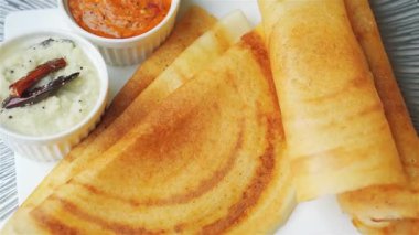 Otantik Güney Hindistan masala dosası taze ve acı sos ve sambar ile servis edildi. Geleneksel yemek menüleri, kültürel mutfak görselleri ve ticari stok görüntüleri için ideal..