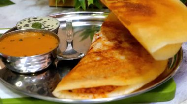 Geleneksel masala dosa Güney Hint usulü, acılı ve sambar ile servis edilir. Kültürel gıda temsilciliği, restoran menüleri ve Hint mutfağı sergilenen ticari stok görüntüleri için ideal..
