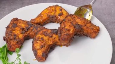 Geleneksel baharatlarla hazırlanmış ve kıtır kıtır, lezzetli deniz ürünleri gibi sıcak servis edilene kadar kızartılmış Masala balığı. Deniz ürünleri menüleri, kıyı mutfağı görselleri, restoran promosyonları ve ticari stok görüntüleri için ideal..