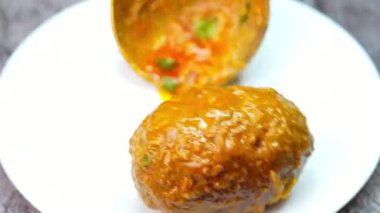 Hint usulü sıcak servis edilen baharatlı köfteli kofta soslu baharatlı köfte. Restoran menüleri, yemek kültürü görselleri ve ticari stok görüntüleri için mükemmel..