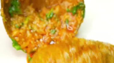 Baharatlı soslu taze kofta köfteli geleneksel körili köfte. Tatmin edici bir yemek olarak sıcak servis ediliyor. Hint restoranı menüleri, ev yemeği görüntüleri ve ticari stok görüntüleri için ideal..