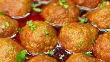 Hint sosunda pişirilmiş yumuşak köftelerle hazırlanmış köfteli kofta körisi. Geleneksel bir yemek gibi sıcak servis ediliyor. Hint mutfağı menüleri, konforlu yemek görüntüleri ve ticari stok görüntüleri için ideal..