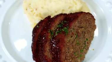 Karışık sebzeler ve geleneksel Akdeniz tarzıyla hazırlanmış taze Yunan salatası, sağlıklı ve ferahlatıcı bir yemek olarak servis ediliyor. Restoran menüleri, sağlıklı yemek promosyonları, vejetaryen yemek görselleri için ideal.