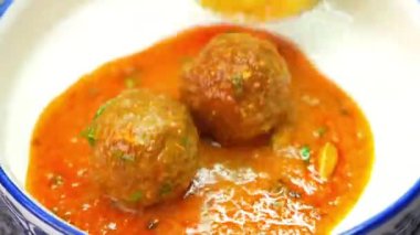 Geleneksel kofta köfteleri lezzetli sosta kaynatılmış, sıcak Hint yemeği olarak servis ediliyor. Restoran menüleri, kültürel yemek görselleri ve ticari stok görüntüleri için mükemmel..