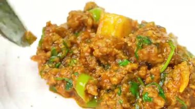 Baharatlı kıyma ve aromatik baharatlar ve kalın sosla hazırlanmış patatesli köri, derin aromalı sıcak servis edilir. Hint yemek menüleri, ev yapımı yemek pişirme görselleri ve ticari stok görüntüleri için ideal..