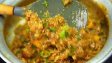 Hint usulü pişirilmiş ve sıcacık servis edilen geleneksel kıymalı patates kızartması. Restoran menüleri, kültürel yemek görselleri ve konforlu köri içeren ticari stok görüntüleri için ideal..