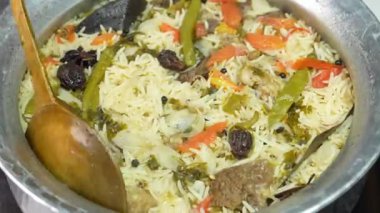 Yumuşak koyun eti parçaları ve uzun tahıllı basmati pilavı ile hazırlanmış otantik koyun eti biryani. Yavaş yavaş baharatla pişirilip sıcak servis ediliyor. Hint restoranı menüleri, geleneksel mutfak görüntüleri ve biryani yemekleri gösteren ticari stok görüntüleri için ideal..