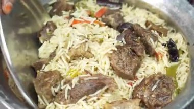 Kalın baharatlar ve taze etle hazırlanmış baharatlı koyun eti biryani Hint pilavı gibi sıcak servis edilir. Restoran menüleri, şenlikli yemek görselleri ve baharatlı biryani yemekleri sergilenen ticari stok görüntüleri için mükemmel..
