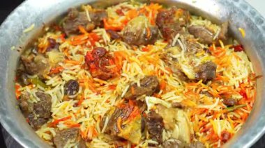 Lokanta tarzı koyun eti biryani yumuşak koyun eti ve uzun tahıllı pirinçle hazırlanmış, dengeli baharatlarla sıcak servis ediliyor. Menü sergileri, yemek teslimatı görselleri ve Hint pilav yemeklerini vurgulayan ticari stok görüntüleri için ideal..