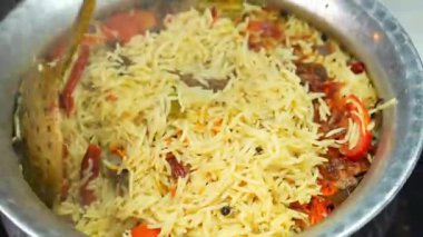 Geleneksel Hint koyun eti biryani katmanlı pilav ve zengin baharatlarla hazırlandı, derin bir lezzetle sıcak servis edildi. Hint restoranı menüleri, kültürel yemek görselleri ve biryani mutfağı sergilenen ticari stok görüntüleri için uygundur..