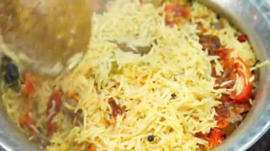 Lezzetli koyun eti biryani aromatik baharatlar ve taze etle pişirilir, sıcak Hint yemeği olarak servis edilir. Festival menüleri, kültürel mutfak görselleri ve ticari stok görüntüleri için ideal..