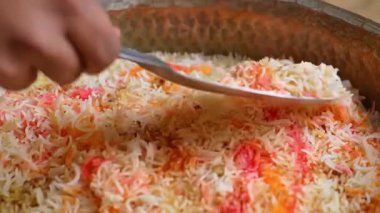 Lucknow koyun eti biryani Awadhi usulü güzel kokulu pirinç ve taze etle hazırlanmış, ince baharatlarla servis edilmiş. Yerel Hint mutfağı görselleri, restoran menüleri ve Lucknow Biryani 'nin sergilendiği ticari stok görüntüleri için ideal..