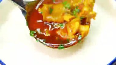 Baharatlı koyun eti kemik iliği körisi, kalın baharatlar ve kalın sosla pişirilmiş, sıcak et yemeği olarak servis ediliyor. Hint yemek promosyonları, restoran menüleri ve ticari stok görüntüleri için ideal..