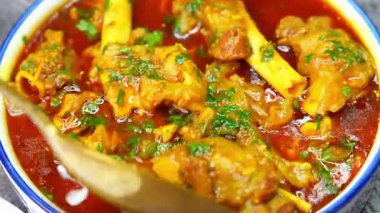 Baharatlı sosta kaynatılmış taze ilikle hazırlanmış geleneksel koyun eti kemik iliği körisi, derin bir lezzetle sıcak servis edilir. Kültürel mutfak görselleri, restoran menüleri ve ticari stok görüntüleri için mükemmel..