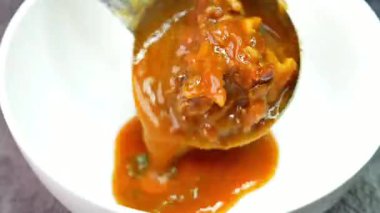 Yavaş pişirilmiş koyun eti, köri, kalın sosta kaynatılmış ve derin bir lezzetle sıcak servis edilmiş. Restoran menüleri, lüks yemek görselleri ve et yemeklerini vurgulayan ticari stok görüntüleri için ideal..