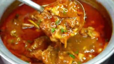 Zengin koyun eti kemik iliği körisi aromatik baharatlarla kaynıyor ve kalın soslu sıcak servis ediliyor. Lüks yemek görselleri, Hint restoranı menüleri ve et körisinin sergilendiği ticari stok görüntüleri için uygundur..