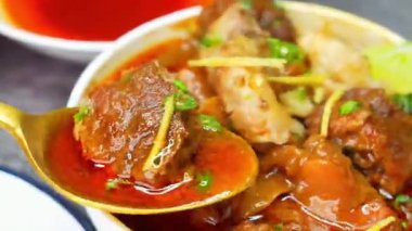 Hint usulü baharatlı et sosu ve taze ilikle hazırlanmış özgün koyun eti kemik iliği körisi, sıcak servis edilir. Kültürel mutfak temsili, restoran menüleri ve ticari stok görüntüleri için ideal..