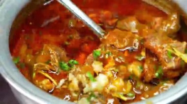 Baharatlı koyun eti, kemik iliği körisi, lezzetli baharatlar ve kalın sosla pişirilir. Hint eti gibi sıcak servis edilir. Yemek pazarlama görselleri ve ticari stok görüntüleri için mükemmel..