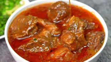 Geleneksel baharat ve sosla pişirilmiş klasik koyun eti kemik iliği körisi. Tatmin edici bir et yemeği olarak sıcak servis ediliyor. Hint yemek menüleri ve ticari stok görüntüleri için ideal..