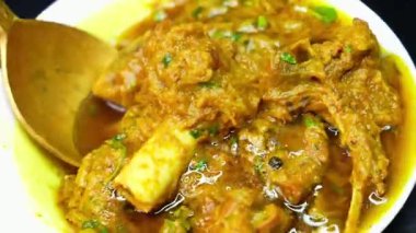 Baharatlı köri aromatik baharatlar ve taze etle hazırlanmış. Klasik Hint ana yemeği olarak sıcak servis ediliyor. Restoran menüleri, yemek promosyonları ve ticari stok görüntüleri için mükemmel..