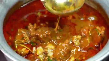 Geleneksel Hint koyun eti kemik iliği körisi zengin baharatlar ve yumuşak ilikle hazırlanmış, besleyici bir konfor yemeği olarak servis ediliyor. Restoran menüleri, kültürel mutfak görselleri ve ticari stok görüntüleri için ideal..