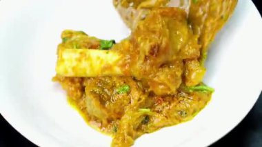 Hint usulü otantik köri baharatlarla ve kalın sosla yavaş yavaş pişirilir. Sıcak ve doyurucu bir yemek olarak servis edilir. Kültürel mutfak görselleri ve ticari stok görüntüleri için ideal..