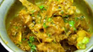 Geleneksel baharat ve sosla hazırlanmış Hint usulü kuzu eti ana yemek olarak sıcak servis edilir. Restoran menüleri ve yemek stoku görüntüleri için ideal..