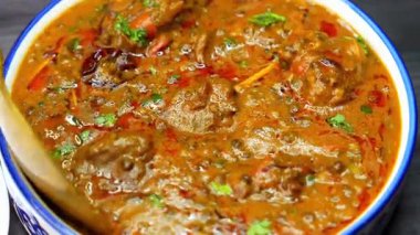 Geleneksel Hint koyun eti körisi aromatik baharatlar ve bol sosla pişirilir, sıcak bir yemek olarak servis edilir. Kültürel mutfak görselleri ve gıda platformları için ideal..