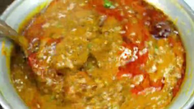 Hint usulü soslu ve taze etli körili koyun eti ana yemek olarak sıcak servis edilir. Restoran menüleri ve stok görüntüleri için ideal.