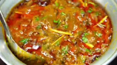 Yumuşak et ve aromalı et ile hazırlanmış baharatlı Hint koyun eti körisi klasik bir ana yemek olarak servis edilir. Restoran menüleri ve stok görüntüleri için uygun.