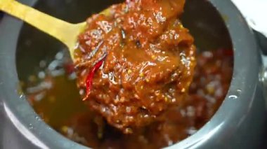 Klasik baharatlarla pişirilmiş ev usulü koyun eti ve bol soslu, rahatlatıcı bir Hint yemeği gibi sıcak servis ediliyor. Ev tarzı yemek görselleri ve ticari stok görüntüleri için ideal..