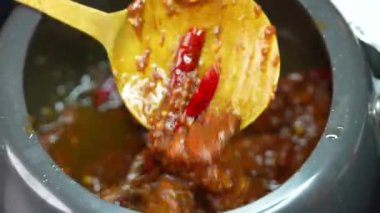 Yavaş pişirilen Hint köri sosu aromatik baharatlar ve sosla kaynatılmış, derin bir lezzetle sıcak servis ediliyor. Rahatlatıcı yemek görselleri ve stok görüntüleri için ideal.
