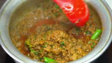 Geleneksel koyun eti körisi kıyma ve zengin baharatlarla pişirilir ve sıcak Hint yemeği olarak servis edilir. Konfor yemek menüleri, kültürel mutfak görselleri ve ticari stok görüntüleri için ideal..