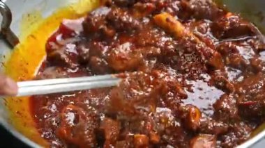 Kalın baharatlar ve keskin sosla pişirilmiş baharatlı koyun eti vindaloo klasik bir Goan usulü et körisi gibi sıcak servis edilir. Hint restoranı menüleri, baharatlı yemek görselleri ve ticari stok görüntüleri için ideal..