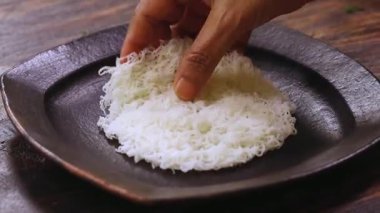 Kremalı baharatlı sosta pişirilmiş koyun eti ve yumuşak idiyappam ile servis edilmiş geleneksel bir Güney Hint yemeği gibi sıcak sunulmuş. Bölgesel mutfak görüntüleri ve restoran menüleri için ideal.