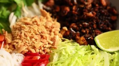 Sağlıklı Asya erişte kasesi Japonya, Kore, Vietnam ve Tayland 'dan gelen lezzetleri birleştirip dengeli beslenme ile taze servis edilir. Sağlıklı yemek görselleri, restoran menüleri ve ticari stok görüntüleri için ideal..