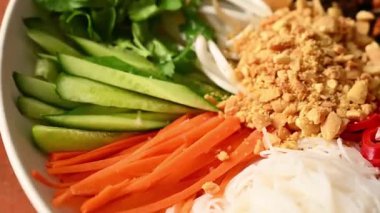 Lezzetli ve sağlıklı Asya erişte kasesi Japonya, Kore, Vietnam ve Tayland 'ın popüler lezzetlerini birleştiriyor. Sağlığa odaklı menüler, Asya yemekleri görselleri ve ticari stok görüntüleri için ideal.