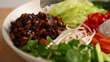 Japon, Koreli, Vietnamlı ve Tayland mutfağından esinlenilmiş Asya erişte kasesi lezzetli ve sağlıklı bir yemek olarak servis edilir. Asya yemek menüleri, sağlıklı beslenme görüntüleri ve ticari stok görüntüleri için ideal..