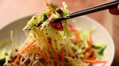 Japonya, Kore, Vietnam ve Tayland 'dan esinlenilmiş Asya erişte kasesi taze ve besleyici hizmet vermiştir. Uluslararası mutfak görselleri, sağlıklı yemek menüleri ve ticari stok görüntüleri için ideal..