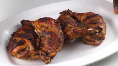 Sulu fırında pişirilmiş tavuk göğsü ve tavuk budu bir şef tarafından hazırlandı, ızgarada pişirildi ve sıcak servis edildi. Restoran menüleri, barbekü görselleri ve tavuk tarifleri gösteren ticari stok görüntüleri için ideal..