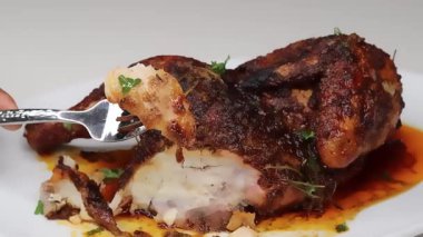 Fırında bütün tavuk, altın ve sulu olana kadar kızartıldı. Klasik bir aile yemeği gibi sıcak servis edildi. Ev tarzı yemek pişirme görselleri, restoran menüleri ve ticari stok görüntüleri için ideal..