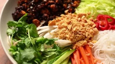 Japonya, Kore, Vietnam ve Tayland 'dan aromalı uluslararası Asya erişte kasesi sağlıklı ve lezzetli bir yemek olarak servis edilmiştir. Füzyon mutfak görüntüleri ve ticari stok görüntüleri için ideal..