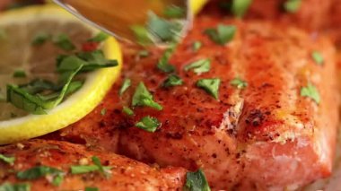 Tavada kurutulmuş somon balığı mükemmel pişirilir ve limon yağı sosuyla bitirilir. Sağlıklı bir deniz ürünleri yemeği olarak sıcak servis edilir. Güzel yemek menüleri, sağlıklı yemek görselleri ve ticari stok görüntüleri için ideal..