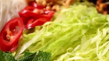 Japon, Koreli, Vietnamlı ve Tayland yemek geleneklerinden esinlenen taze Asya erişte kasesi besleyici ve tatmin edici bir yemek olarak hizmet vermiştir. Küresel mutfak görselleri ve ticari stok görüntüleri için ideal.