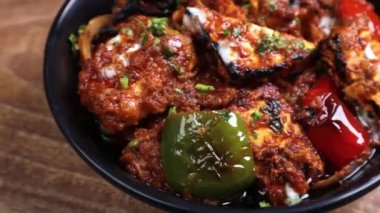 Paneer tikka masala ızgara paneer küpleriyle hazırlandı. Baharatlı sosla kaynatıldı. Klasik bir Hint vejetaryen yemeği gibi sıcak servis edildi. Restoran menüleri ve ticari gıda stoku görüntüleri için ideal..