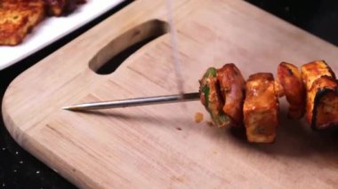 Klasik paneer tikka masala aromatik baharatlar ve kremalı sos ile pişirilir, popüler bir Hint vejetaryen yemeği olarak sıcak servis edilir. Kültürel mutfak görselleri ve restoran menüleri için ideal.