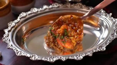 Baharatlı karides körisi aromatik baharatlar ve zengin sosla pişirilir. Lezzetli bir deniz ürünleri yemeği gibi sıcak servis edilir. Sahil mutfağı görüntüleri, restoran menüleri ve ticari stok görüntüleri için ideal..