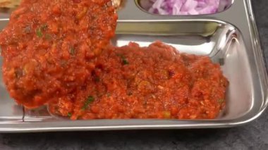 Baharatlı sebze püresiyle hazırlanmış ve tereyağlı pav ekmeğiyle sıcak servis edilen klasik pav bhaji. Hint mutfağı görüntüleri, restoran menüleri ve ticari stok görüntüleri için ideal..